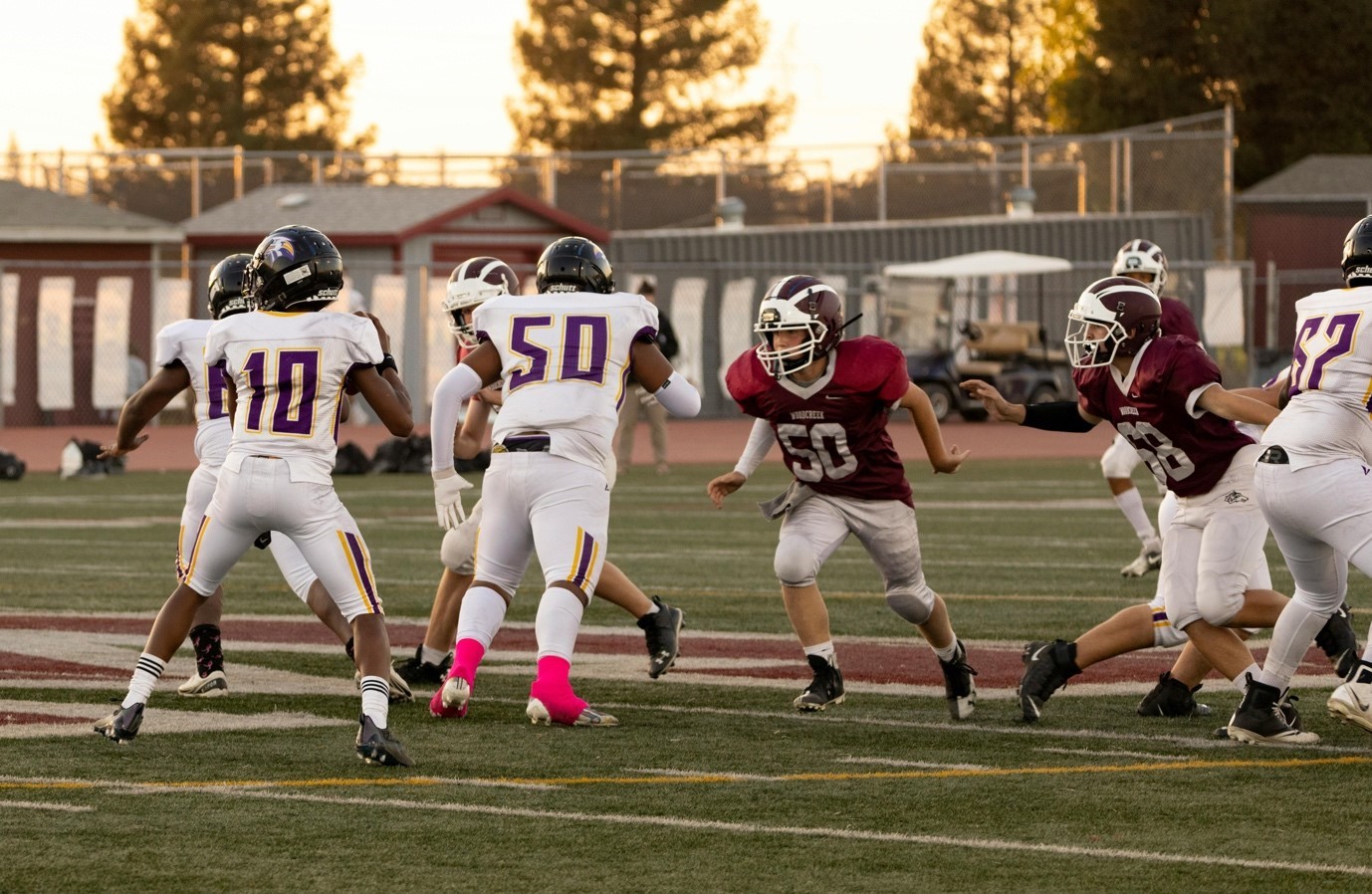 What are the bonuses that an American football player can have thanks to his individual and team performance?