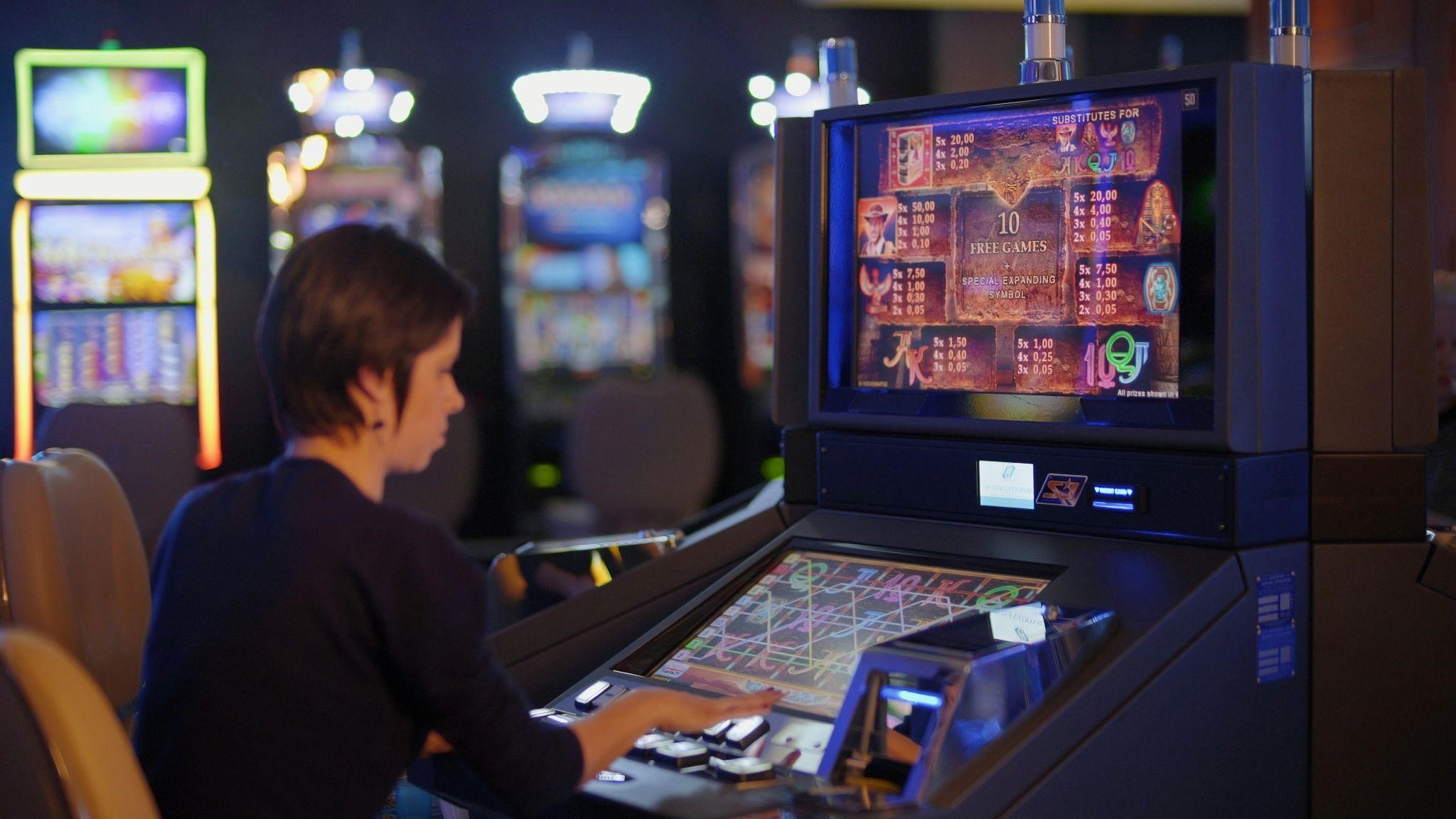 How to Enjoy CFL Games and Play Online Casino Games for Extra Thrill