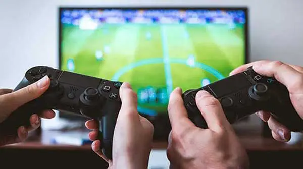 Interface to Engagement: How Design Shapes the Online Gaming Experience